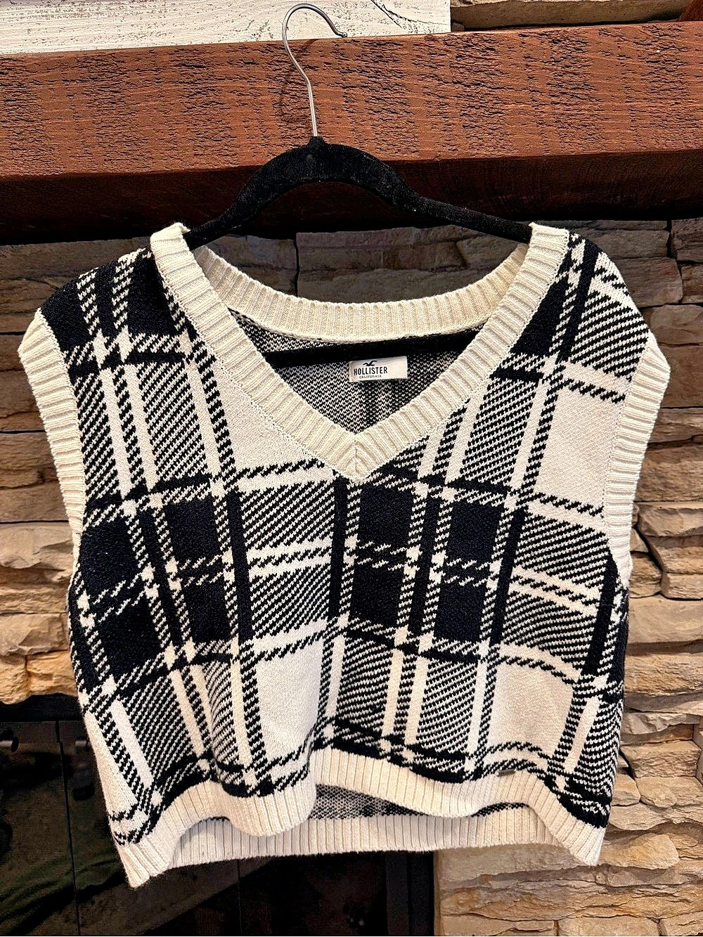 Hollister Plaid V-Neck Sweater Vest in Black & Cream